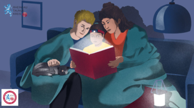 Familie sitzt im Dunkeln mit Taschenlampe auf dem Sofa und liest ein Buch