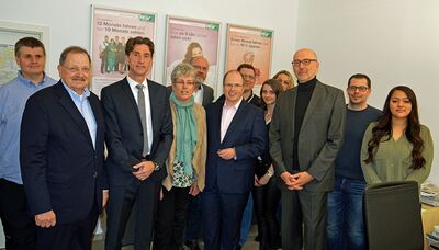 Landrat Burkhard Albers (6. von links) und der zuständige Dezernent Günter Döring (2. von links) ernannten Thomas Brunke (3. von links) zum weiteren Geschäftsführer der RTV neben Roland Buitkamp (3. von rechts). Landrat Burkhard Albers (6. von links) und der zuständige Dezernent Günter Döring (2. von links) ernannten Thomas Brunke (3. von links) zum weiteren Geschäftsführer der RTV neben Roland Buitkamp (3. von rechts).