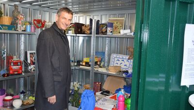 Landrat Kilian schaute sich in der Verschenk-Box um. Landrat Kilian schaute sich in der Verschenk-Box um.