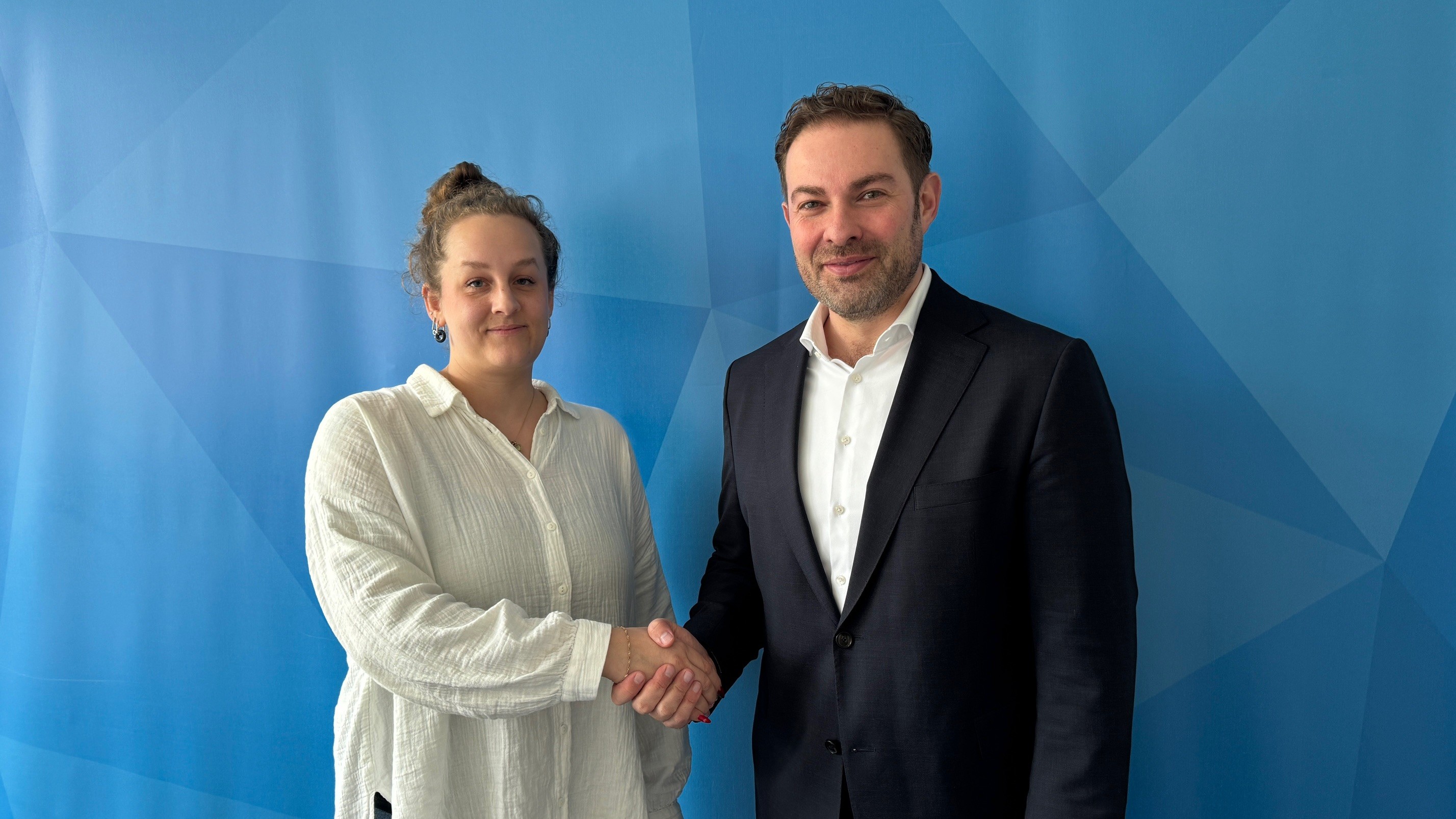 Foto: Landrat Sandro Zehner mit Sarah Luke, Leiterin des Frauenhauses.